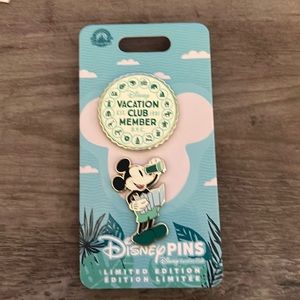 Disney DVC Limited Edition Traveling Mickey 2 Piece Pin Set NWT.